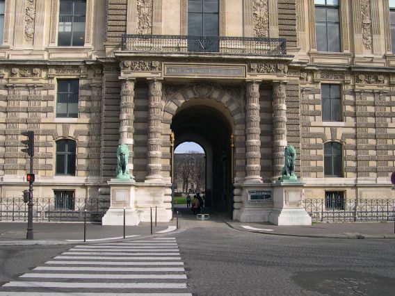  Musée du Louvre: porte des Lions